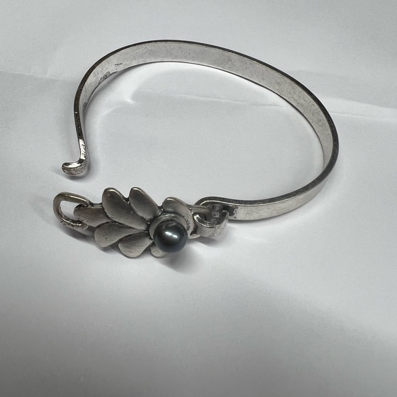 Elegant Silver Bracelet with Black Pearl Accent - Picture 4 of 6